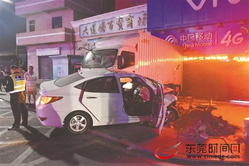 女司机醉驾时还弯腰捡拾手机,车辆失控撞上路边货车 交警供图