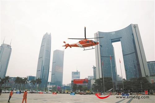 ■昨日，东莞市大病保险紧急转院直升机救援服务发布会举行。图为直升机救援服务试飞 记者 程永强 摄