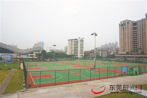 ■焕然一新的市体育中心室外球场为市民提供更多健身便利 记者 陈沛鸿 摄