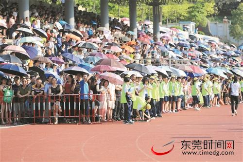 在东华初级中学等待子女面谈的家长 本报记者 程永强 摄