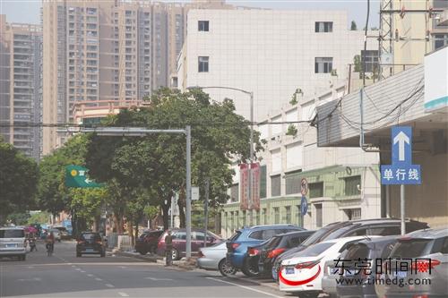 ■大朗营造安全有序交通环境,今日正式实施三条单行线 通讯员 叶惠涛 摄