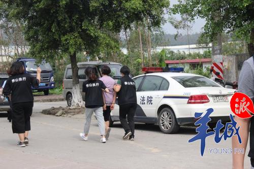 执行干警将闹事者带离现场