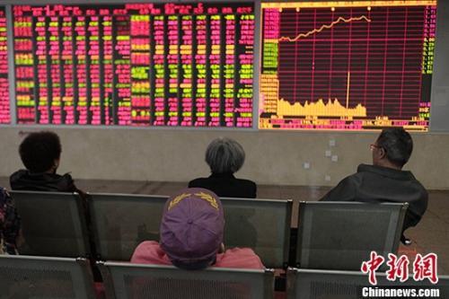 成都某证券营业部内股民在关注大盘走势