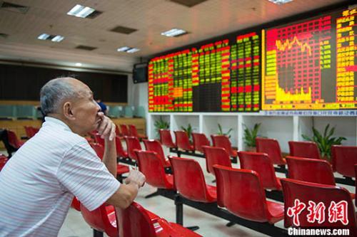 海口某证券营业部的股民关注大盘走势