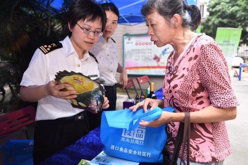 佛山禅城海关人员上阵,给市民讲解如何辩解进口食品