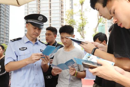 市公安局网警支队民警现场解答群众咨询，并发放宣传资料。