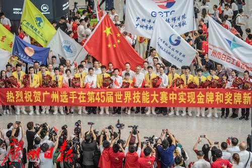 广东代表团在白云机场拍大合影。