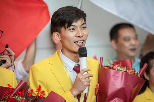 移动机器人项目金牌获得者胡耿军