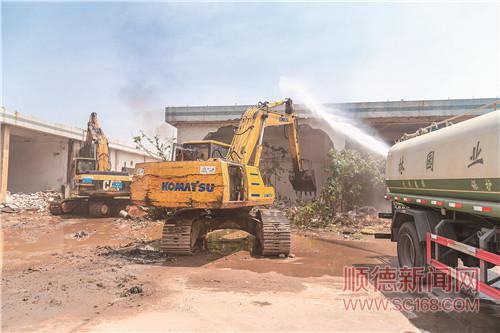　　昨日，伦教北海工业区厂房清拆仪式举行，北海工业区复垦复绿项目是全区复垦复绿首个示范性项目。/珠江商报记者何冠洪摄