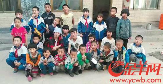 禹小琴和她捐助的孩子们 受访者供图