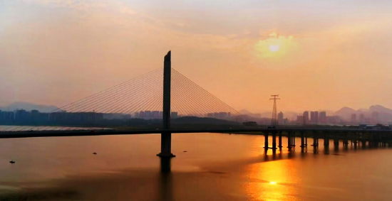 图为英德市城区江湾大桥