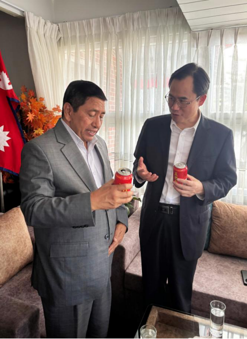 陈杰辉向尼泊尔前副总理施雷斯塔介绍王老吉(WALOVI)