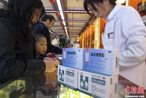 资料图:北京一家老字号药店内,前来购买药品的市民络绎不绝。中新社发 李慧思 摄