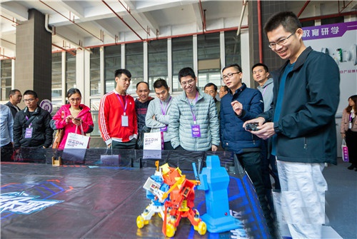 嘉宾现场参观教育研学相关工业设计产品。/珠江商报记者周焯杰摄