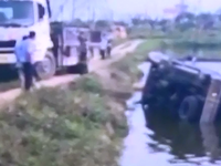 塘主求助：货车翻落鱼塘 柴油溢出影响鱼群