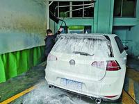 市民在自助洗车点洗车