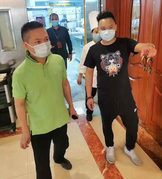麦建乐（左一）