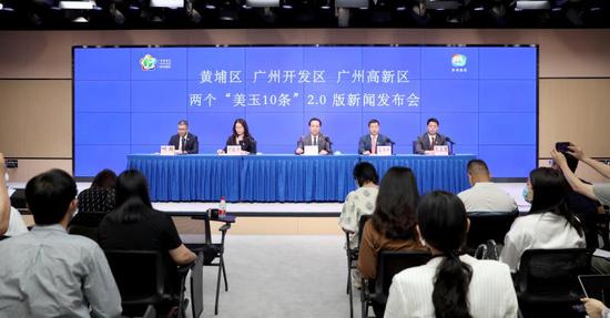 5月12日,全新亮相的黄埔区融媒体中心新闻发布厅迎来第一场新闻发布会,黄埔区、广州开发区、广州高新区人才和知识产权两个“美玉10条”2.0版政策正式发布。该区的“金镶玉”系列政策正式步入2.0时代。李剑锋摄