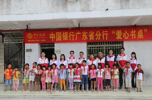 天中小学学生与志愿者合照