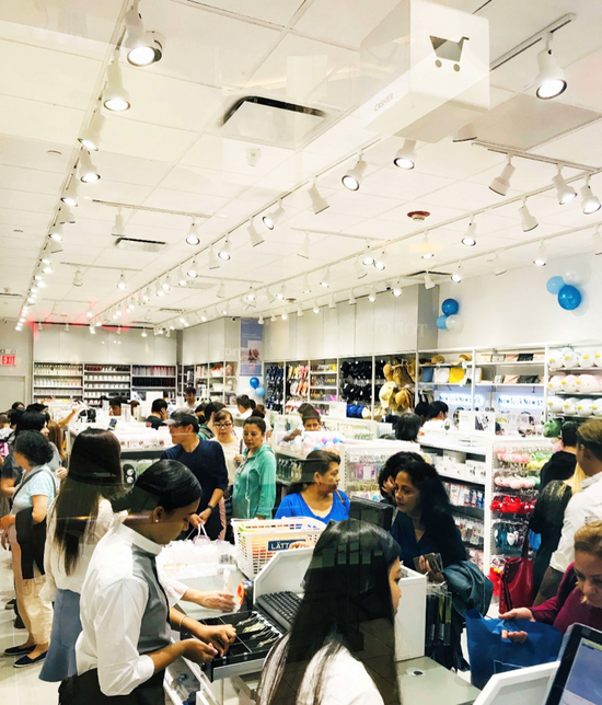 美国消费者正在LATTLIV生活无忧店内挑选商品