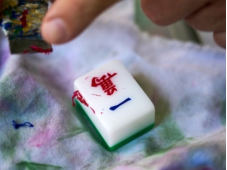 手工雕刻麻将牌（图片来源：香港旅游发展局）