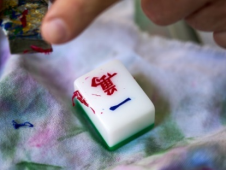 手工雕刻麻将牌(图片来源:香港旅游发展局)