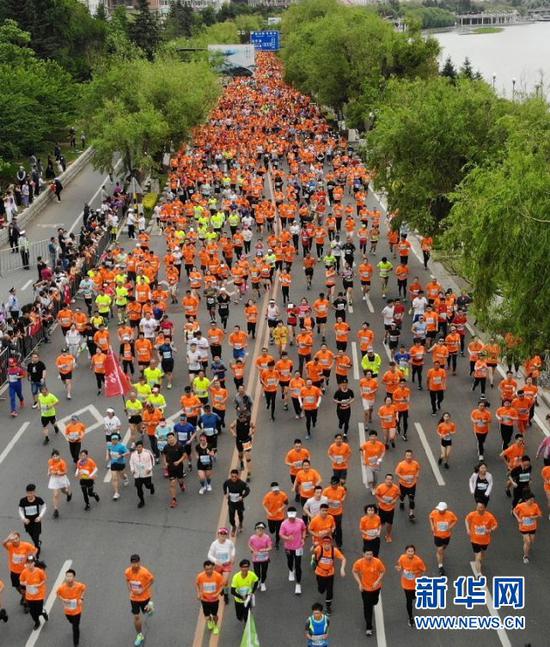 马拉松参赛选手在比赛中