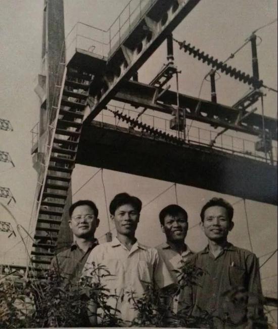 1979年,吴希荣(左一)在韶关发电厂与同事合影。