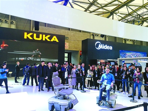 在中国家电及消费电子博览会上，美的、库卡联手展示智能轮椅机器人。/佛山日报记者曾庆斌