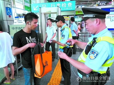 顺德警方在客运站进行日常巡查期间,民警向乘客核实身份信息。