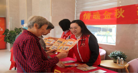 农行广东南海桂城支行党团志愿者走进桃苑福利中心向老年人发放反诈宣传折页