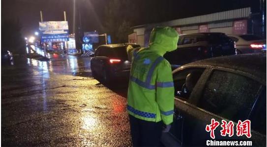 台风登陆前交警在疏导交通 谢剑锋 摄
