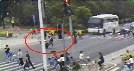 　　14时09分，摩托车来到九洲大道交建业一路路口，冲到路口中间，继续他的疯狂行为。转了两圈发现红灯转绿，于是立即加速离开。