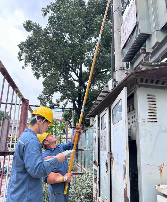 9月9日,南方电网广东东莞东南区供电局正联合各方力量,开展抢修复电。工作人员通过更换浸水变压器、烘干电房等,千方百计加快抢修复电进度,争取让群众尽快恢复正常用电。(汤紫微 摄)