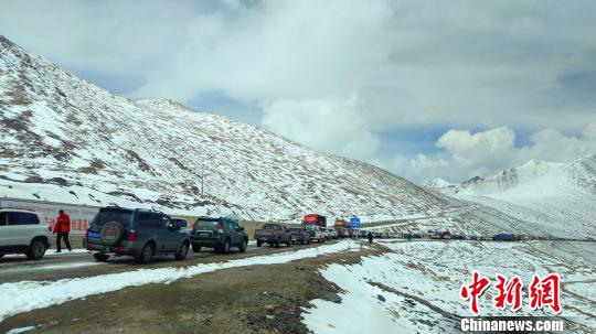 暴雪致川藏线数百辆车受阻 路凯 摄