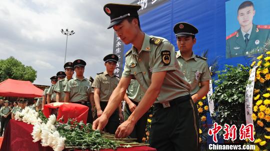 敬献鲜花。王昊昊 摄