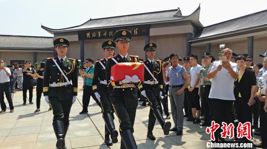 消防战士谢勇骨灰荣归故里。王昊昊 摄