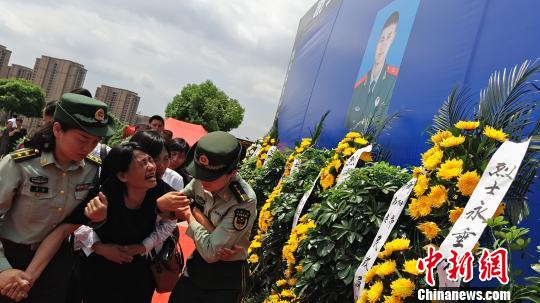 亲属泣别谢勇烈士。王昊昊 摄