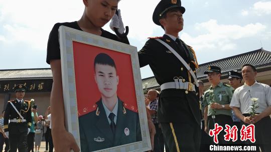 16日,消防战士谢勇骨灰安放仪式在湖南省衡阳烈士陵园举行。王昊昊 摄