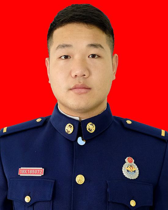 黄韬证件照