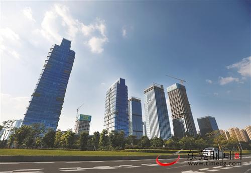 ■昨日,东莞大道旁,蓝天白云下的高楼 本报记者 郑志波 摄