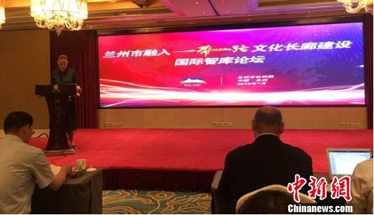 　　论坛中，来自丝绸之路经济带沿线国家俄罗斯和吉尔吉斯斯坦两国，以及国内学术卓越的6位智库学者就兰州“一带一路”文化长廊建设分别做了主题发言。图为学者发言现场。　张婧 摄