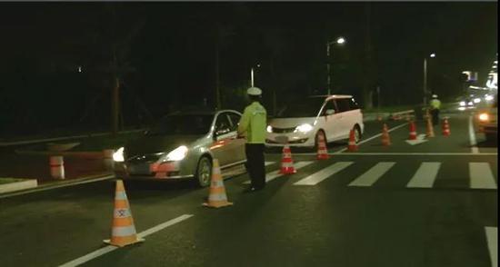 小车缓缓停下,邢警官往车内一瞄,黑影幢幢,似乎塞满了东西。