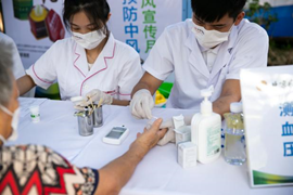 传递爱心公益巡诊进社区 北京同仁堂“健康快车”抵达<a href=