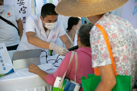传递爱心公益巡诊进社区 北京同仁堂“健康快车”抵达<a href=