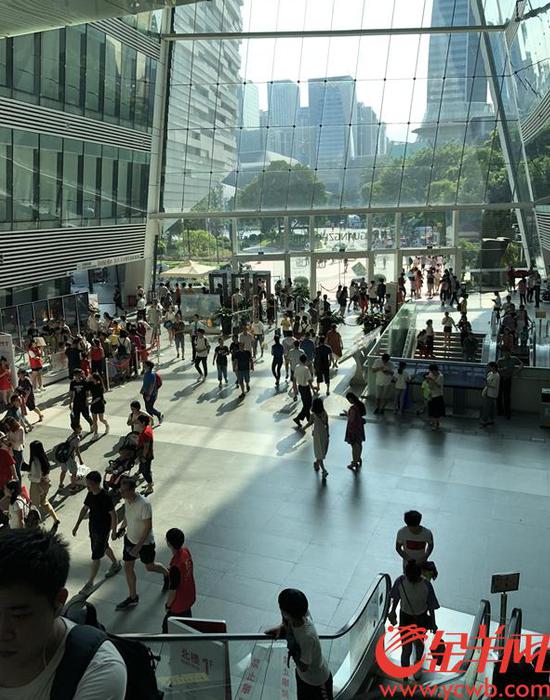 图为周末广州图书馆里读者数量巨大;广州图书馆供图
