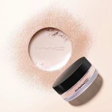 (上:M·A·C魅可定制无瑕粉底液RMB320/30ML,下:M·A·C 魅可定制无瑕柔光散粉 RMB290 / 8G)