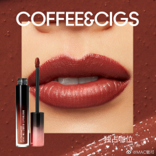 (上:M·A·C 丘比特唇釉 #493 E FOR EFFORTLESS正中红心RMB210/3.1ML,下:M·A·C 丘比特唇釉 #499 COFFEE & CIGS 独占咖位RMB210/3.1ML)