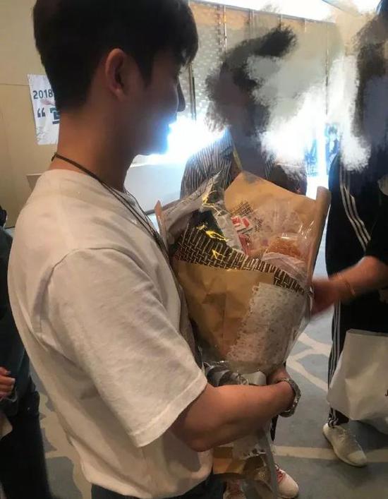 潘粤明减肥初见成效 就被孙坚送的美味炸鸡手捧花打败了