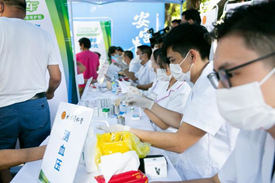 传递爱心公益巡诊进社区 北京同仁堂“健康快车”抵达<a href=